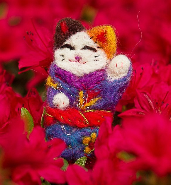 羊毛フェルトの招き猫ブローチ、lucky catのアクセサリー、着物を着てる猫のジュエリー、刺繍されたウールギフト 1枚目の画像