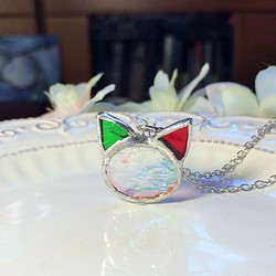 ステンドグラス　虹猫のネックレス～グリーン・レッド～ 1枚目の画像