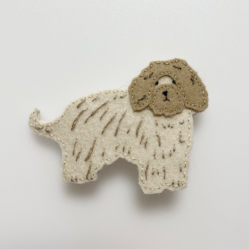 モップ犬のブローチ ブローチ Rumi Embroidery 通販 Creema クリーマ ハンドメイド 手作り クラフト作品の販売サイト