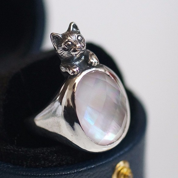 帶水晶和粉色貝殼的彩色貓戒指 第1張的照片