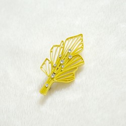 雨上がりの葉ブローチ[菜の花色] - ペーパージュエリー, 紙製の軽いブローチ 1枚目の画像