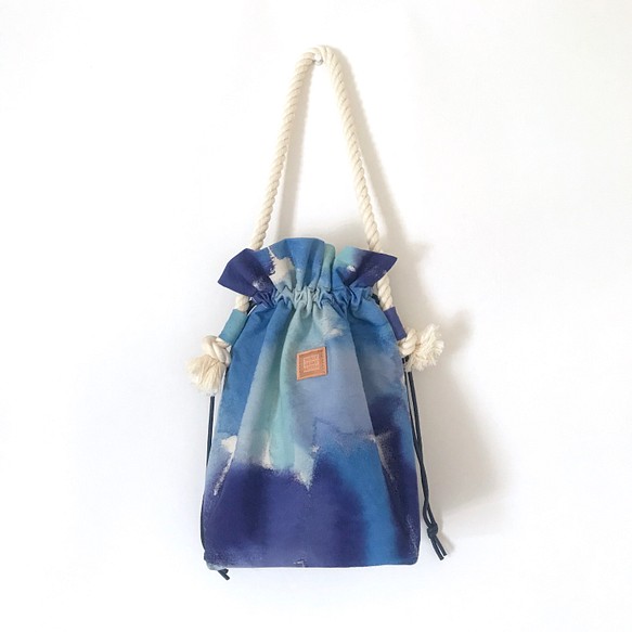 《Creemaムック本掲載作品同型》handbag / 手染めの帆布きんちゃくバッグ / blue 1枚目の画像