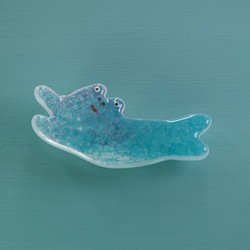 青いカエルのガラスのブローチ 1枚目の画像