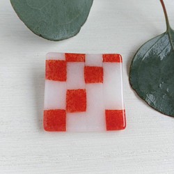紅白の四角のガラスのブローチ 1枚目の画像