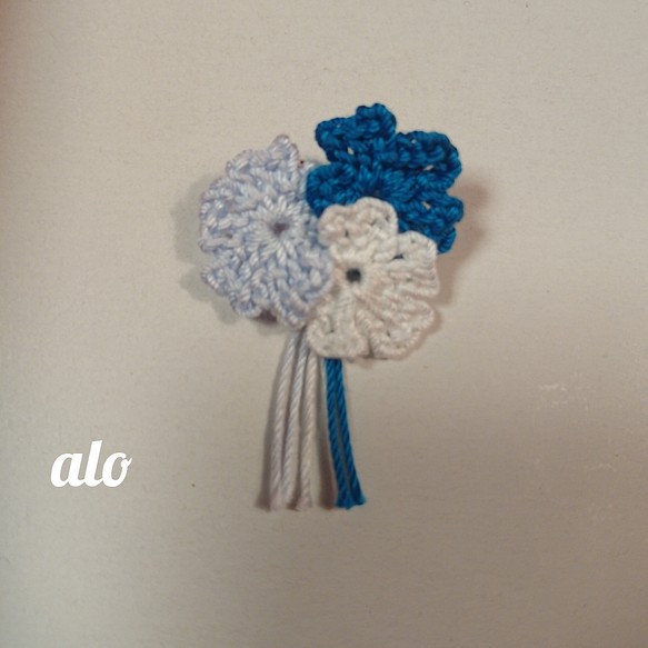 【送料無料】涼しげな小さな花束のブローチ レース編み 1枚目の画像