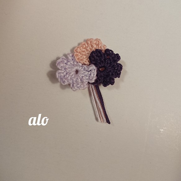 【送料無料】ピンクパープル系の小さな花束のブローチ レース編み 1枚目の画像
