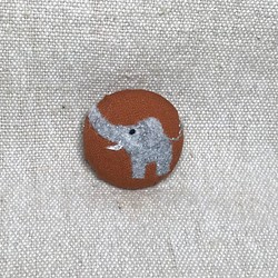 象のブローチ(2.5cmテラコッタ) 1枚目の画像