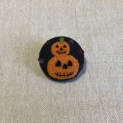かぼちゃの親子のくるみボタンブローチ 1枚目の画像
