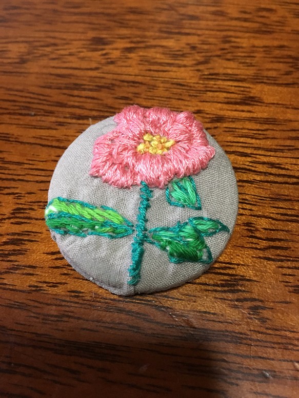 芍薬の花の刺繍したボタンブローチ 1枚目の画像