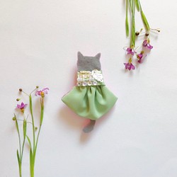 【最終セール】一点物【せなかねこブローチ】シンプルグリーンワンピースの猫ちゃん（ビーズ・パール・刺繍・春色) 1枚目の画像