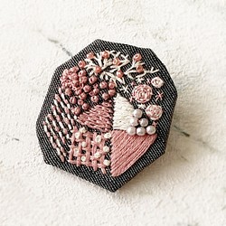 絕版<<不規則的規則-甲>>手作刺繡別針 Hand Embroidery Pin 第1張的照片