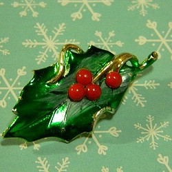 赤い実をつけたセイヨウヒイラギのブローチ　ヴィンテージ　葉っぱ　クリスマス 1枚目の画像