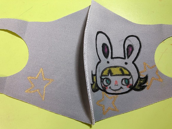 1点もの 布マスクにかわいいイラストを描きました グレー Bunny Moog Ver マスク あめり 通販 Creema クリーマ ハンドメイド 手作り クラフト作品の販売サイト