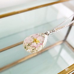 將真正的櫻花（京王櫻花）和蕾絲花朵包裹起來的滴樹脂項鍊（吊墜） 第1張的照片