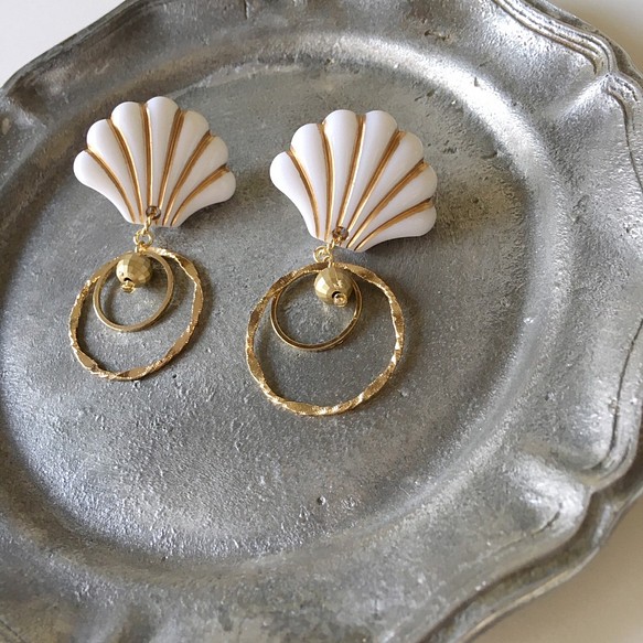 白色和金色貝類珠子穿孔耳環 第1張的照片