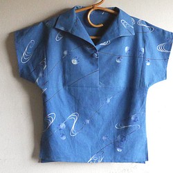 ブルーに流水と団扇のかぶりTブラウス【受注生産】-綿絽の浴衣（古布）から 1枚目の画像
