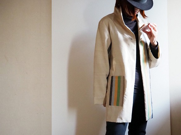 ベージュにパステルカラーのアシンメトリーな縞のハーフコートジャケット-紬の着物から 1枚目の画像