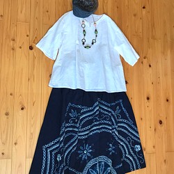 藍染絞り　花いっぱいテーブルクロスのリメイクティアードロングスカート　フリーサイズ 1枚目の画像