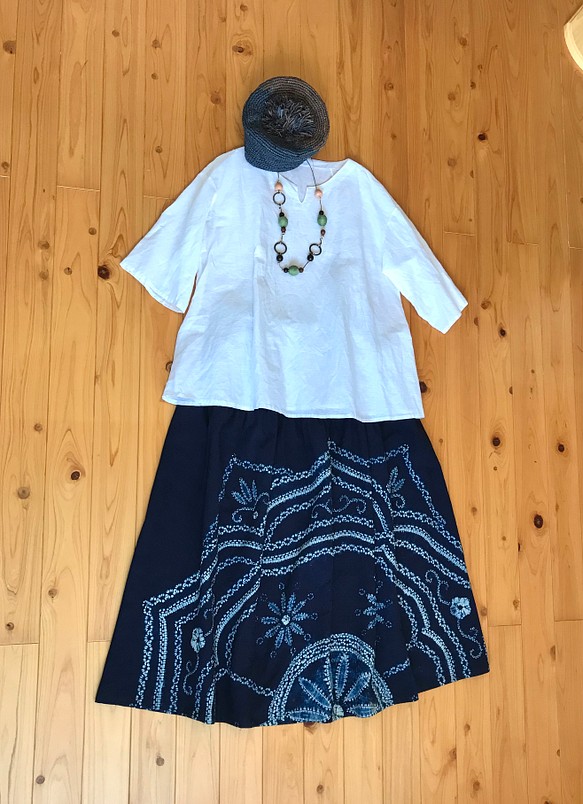 藍染絞り　花いっぱいテーブルクロスのリメイクティアードロングスカート　フリーサイズ 1枚目の画像