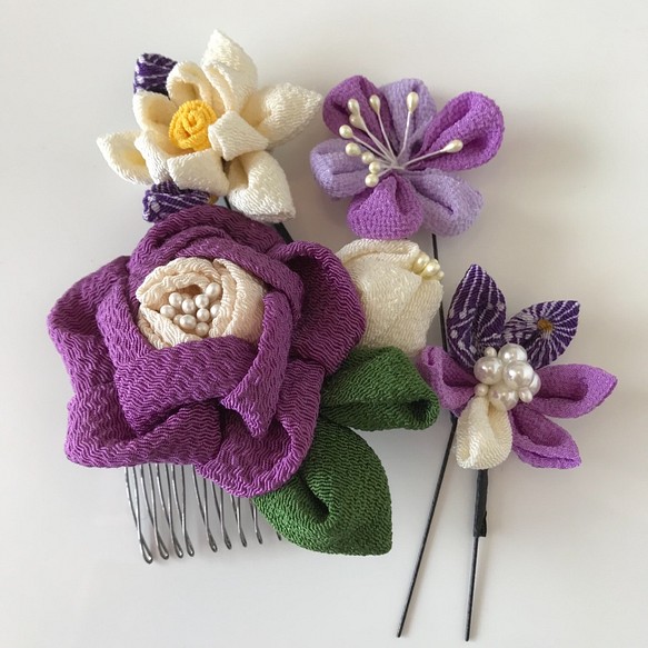 つまみ細工  紫色の花の髪飾り 1枚目の画像