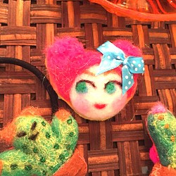 受注制作／ラメ糸フューシャピンクヘアがキュートな水色リボン女の子ブローチ 1枚目の画像