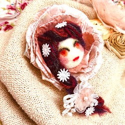 バラの花の三つ編みレディブローチ 1枚目の画像