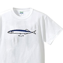 画力が低い生き物イラストシリーズ　～サンマ～【ホワイト】クルーネックTシャツ　メンズ・レディース 1枚目の画像