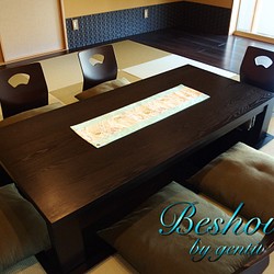 テーブルセンターSサイズ【銀糸が豪華な人気生地！】空間をもっとお洒落に♪ 1枚目の画像