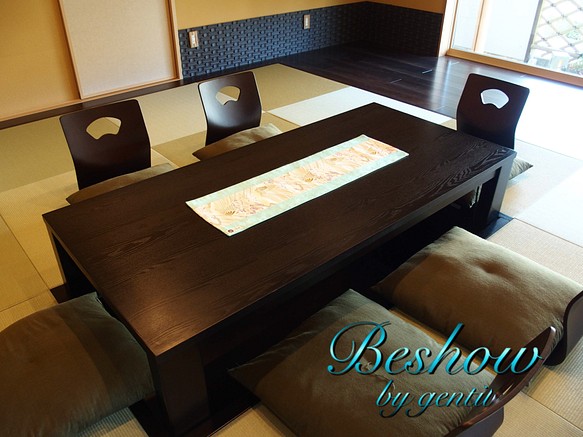 テーブルセンターSサイズ【銀糸が豪華な人気生地！】空間をもっとお洒落に♪ 1枚目の画像