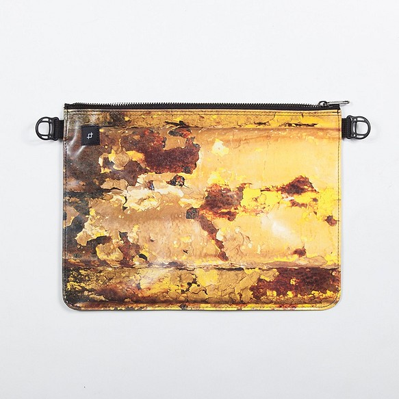 ipadやノート、鍵などを収納！超軽量！黄色く錆びた鉄板　ボディーバッグ 1枚目の画像