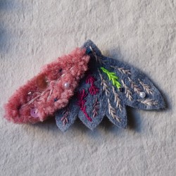 ピンクつる林刺繍ウール蛾ヘアクリップ+ブローチ 1枚目の画像