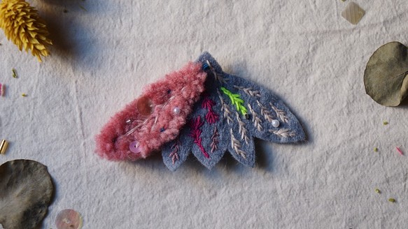 ピンクつる林刺繍ウール蛾ヘアクリップ+ブローチ 1枚目の画像