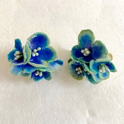 布花 ブルー紫陽花のイヤリング 1枚目の画像