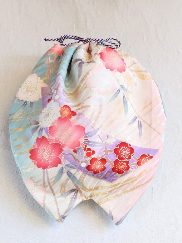 さくらポーチ　着物生地で作りました　桜の形　桜の柄　シルク　ポーチ　化粧ポーチ　巾着　きんちゃく　絹 1枚目の画像