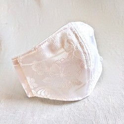 不織布×シルクの三層構造マスク　白地正絹花柄　おしゃれと実用性　美肌　立体　絹　正絹　布マスク　和柄 1枚目の画像
