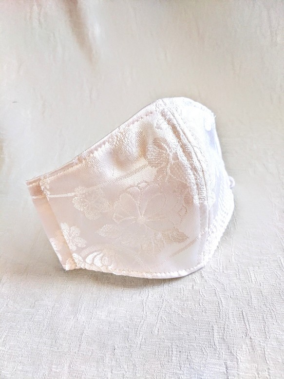 不織布×シルクの三層構造マスク　白地正絹花柄　おしゃれと実用性　美肌　立体　絹　正絹　布マスク　和柄 1枚目の画像