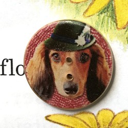 ドイツデザイン ココナッツ＆レジンボタン チロルハットのダックスフント犬　2088 1枚目の画像