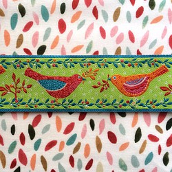 アメリカ 刺繍リボン90cm 赤とオレンジの鳥 グリーン　小鳥  バード 1枚目の画像