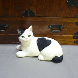 ハートの模様のある白黒猫 1枚目の画像