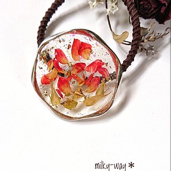 赤い薔薇の花びら＊シルバーリングのヘアゴム 1枚目の画像