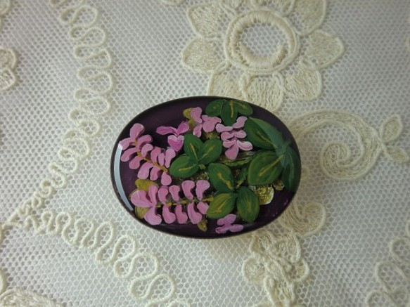 萩の花（紫）＊手描きレジンの帯留め 1枚目の画像