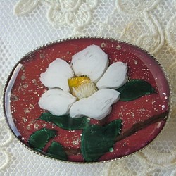 白椿の花＊レジンの帯留め 1枚目の画像