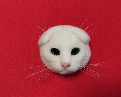 白のスコティッシュフォールドの猫ブローチ381 羊毛フェルト 猫 リアル 
