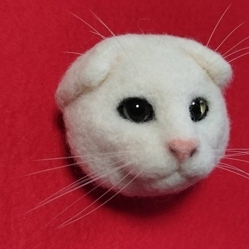 白のスコティッシュフォールドの猫ブローチ381 羊毛フェルト 猫 リアル 