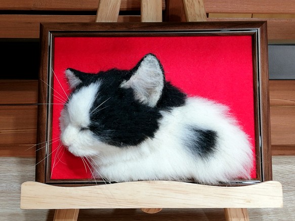 斜めを向いて寝ている白黒ハチワレ猫フレーム 羊毛フェルト 猫 リアル ...