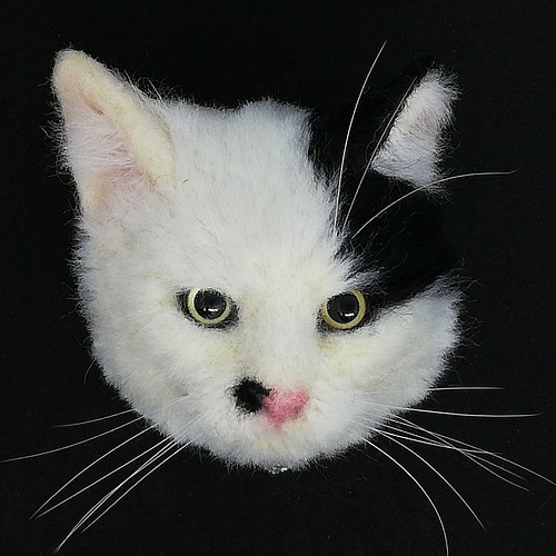 白黒ぶちの猫ブローチ 羊毛フェルト 猫ブローチ リアル