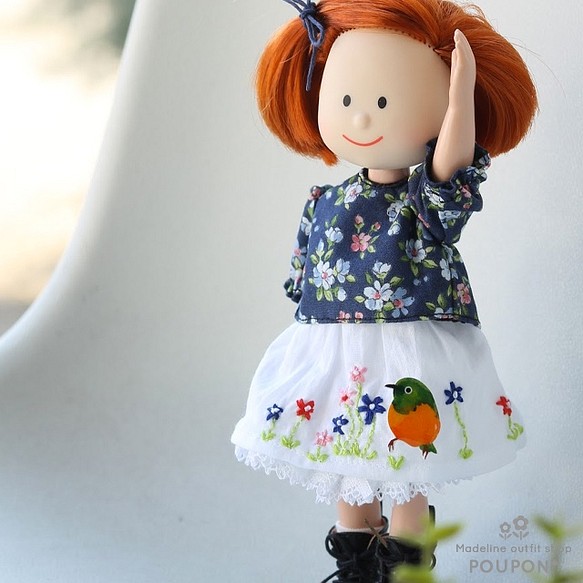 マドレーヌちゃん８インチドール服❤️ブルー小花/ブラウス＋刺繍スカート 1枚目の画像
