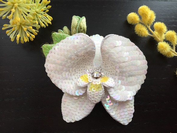 胡蝶蘭 Orchidee - オートクチュール刺繍コサージュ、髪留め www