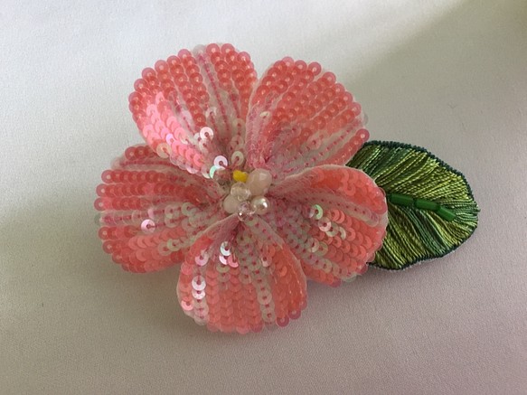 お花(明るいピンク)のコサージュ- オートクチュール刺繍