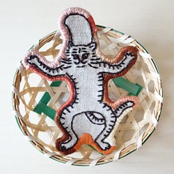 帽子をかぶった猫 ねこ 鳥獣戯画 刺繍ブローチ 手刺繍 ワッペンブローチ 個性的 和風 1枚目の画像